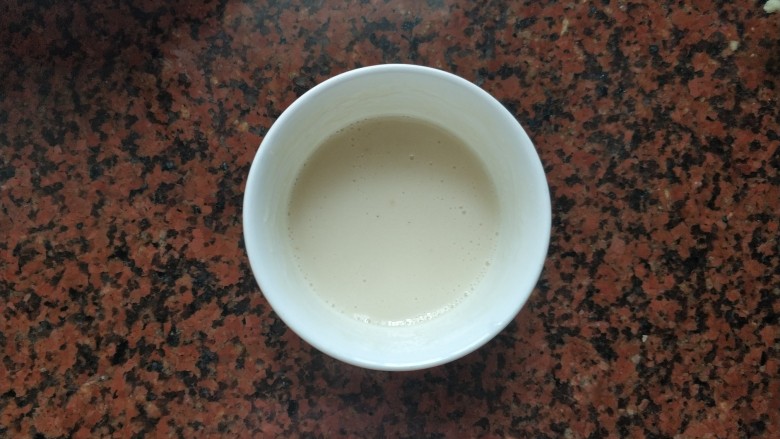 火龙果椰奶冻,用勺子搅拌均匀，融化成吉利丁液