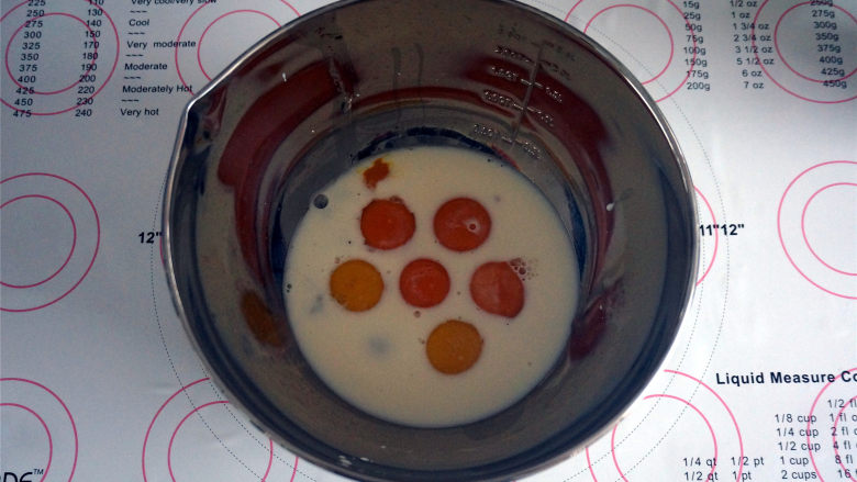 8寸kitty黄油蛋糕,将5个蛋黄，1个全蛋，以及80克牛奶，0.5小茶匙的盐放入到同一个大容器里，搅拌均匀。
