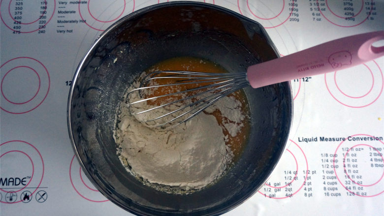  8寸kitty黄油蛋糕,然后筛入低筋粉，搅拌均匀成顺滑的蛋黄糊。
