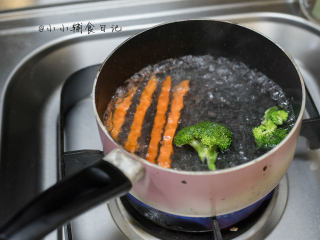 三色芝心饭团,3、	胡萝卜切成条，西蓝花切小块加入沸水煮熟捞出备用