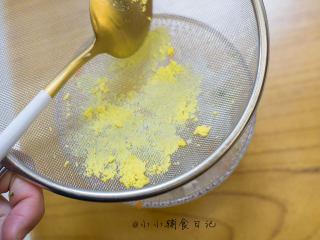三色芝心饭团,6、	水煮蛋取蛋黄用筛子碾压过筛