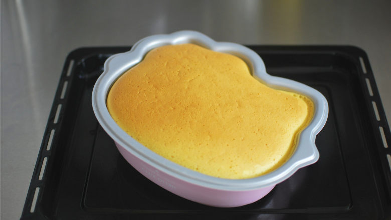  8寸kitty黄油蛋糕,70分钟后，将上火调为200度，下火不变，再烘烤5分钟，让表面上色。出炉后让蛋糕完全冷却再倒扣脱模即可。