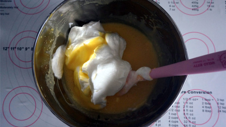  8寸kitty黄油蛋糕,将蛋白胡和蛋黄糊切拌混合。
