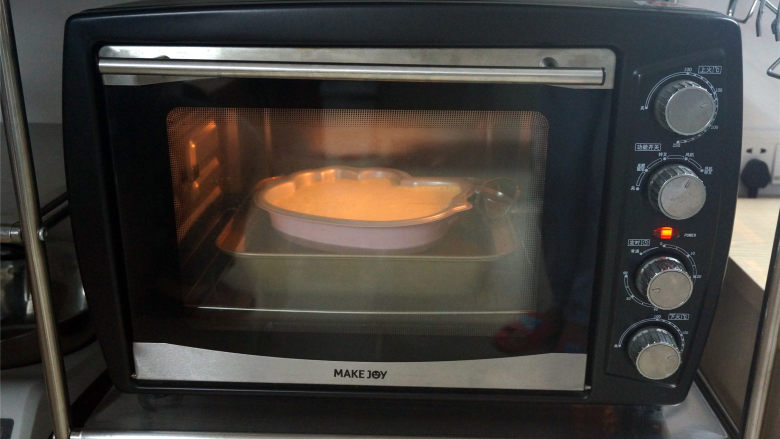  8寸kitty黄油蛋糕,放入水浴盘中，上下火150度烘烤70分钟。
