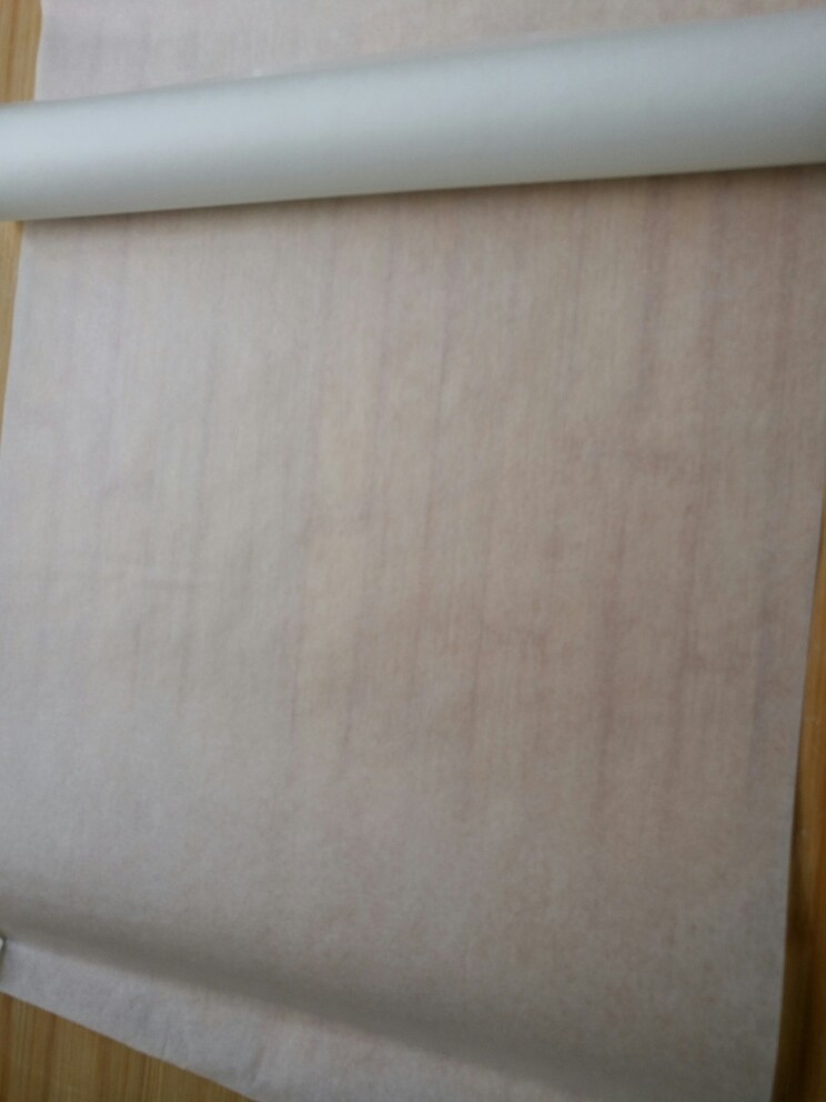 花生瓜籽麻糖,在面板上提前铺上一层油纸(防粘)。
