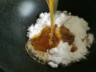 花生瓜籽麻糖,炒锅先放入白糖，再倒入麦芽糖。