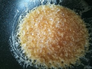 花生瓜籽麻糖,开中小火煮到白糖融化，一开始融化的糖浆会出现大的气泡。