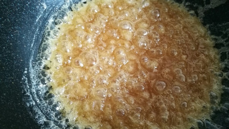 花生瓜籽麻糖,开中小火煮到白糖融化，一开始融化的糖浆会出现大的气泡。