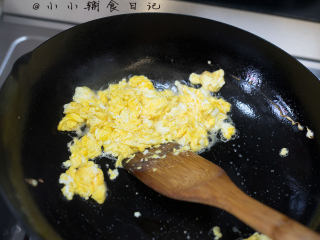 12个月以上辅食 牛肉香菇蛋炒饭,4、	炒成鸡蛋块盛出备用