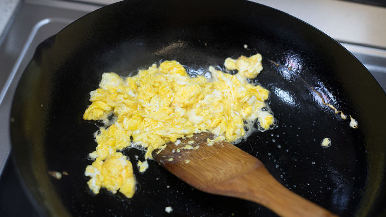 12个月以上辅食 牛肉香菇蛋炒饭,4、	炒成鸡蛋块盛出备用