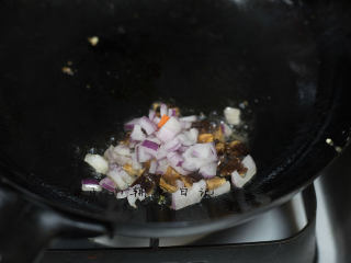 12个月以上辅食 牛肉香菇蛋炒饭,5、	重新锅里倒油，不要烧太热加入洋葱、香菇翻炒出香味