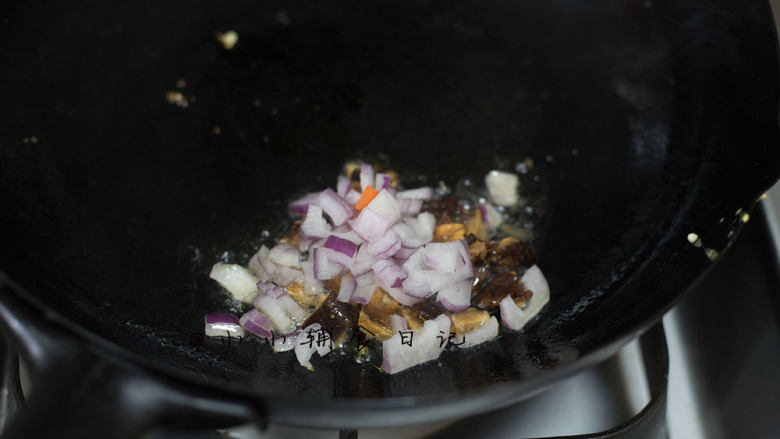 12个月以上辅食 牛肉香菇蛋炒饭,5、	重新锅里倒油，不要烧太热加入洋葱、香菇翻炒出香味