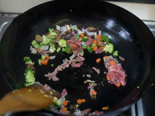 12个月以上辅食 牛肉香菇蛋炒饭,6、	加入西蓝花、牛肉、胡萝卜翻炒