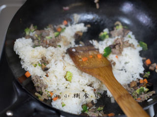12个月以上辅食 牛肉香菇蛋炒饭,8、	加入熟米饭翻炒均匀