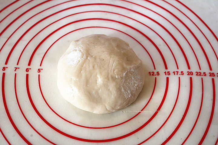 芝麻椒盐牛舌饼,揉成光滑柔韧的面团，盖上保鲜膜松驰20分钟。