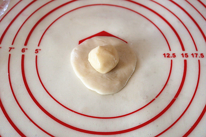 芝麻椒盐牛舌饼,取一份油皮稍微压扁，包入一份油酥。
