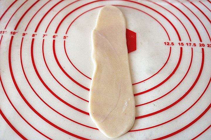 芝麻椒盐牛舌饼,再次擀成长舌型。