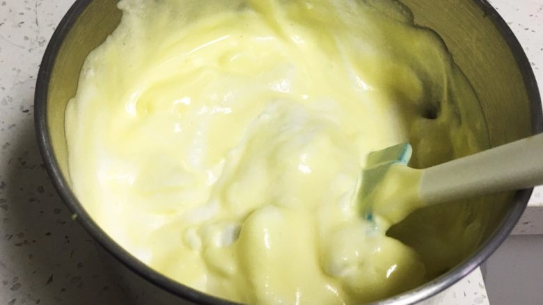 香葱肉松蛋糕卷,蛋糕糊倒入蛋白霜中继续翻拌50次。