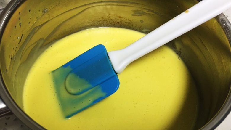 香葱肉松蛋糕卷,打蛋器搅拌十几秒后用刮刀翻拌均匀。