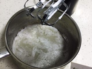 香葱肉松蛋糕卷,打蛋器不用清洗，继续搅拌玉米油和清水，加入盐，低速搅打十几秒，油水混合。
