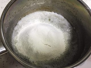 香葱肉松蛋糕卷,过筛低筋粉。