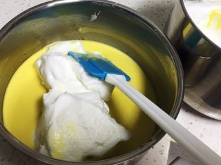 香葱肉松蛋糕卷,取三分之一的蛋白霜进蛋黄糊中。