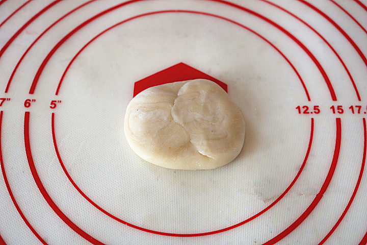 芝麻椒盐牛舌饼,对折好的面团压扁。