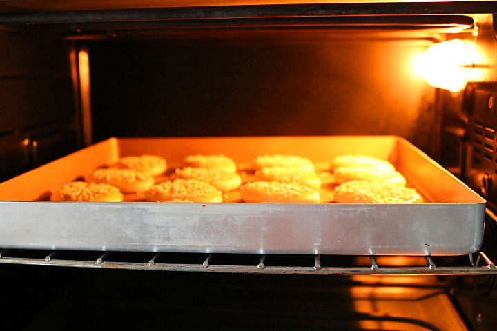 芝麻椒盐牛舌饼,送入提前预热好的烤箱中，上下火175度，烘烤15到20分钟即可。