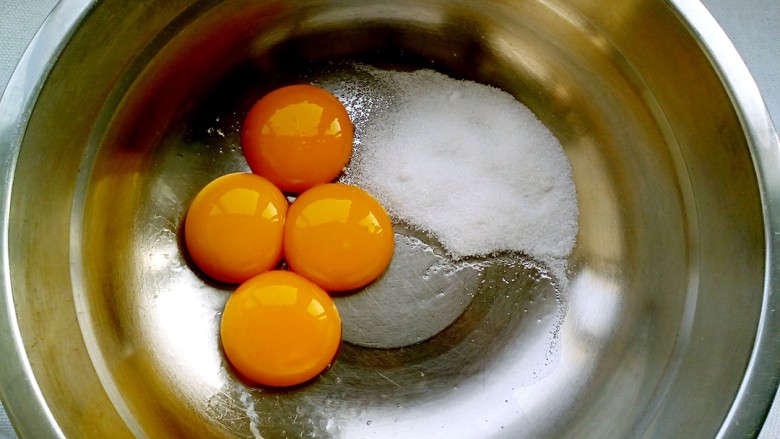 脏脏蛋糕卷,蛋黄中加入20g细砂糖打散。