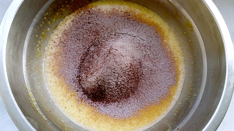 脏脏蛋糕卷,划Z字搅拌至顺滑无干粉。