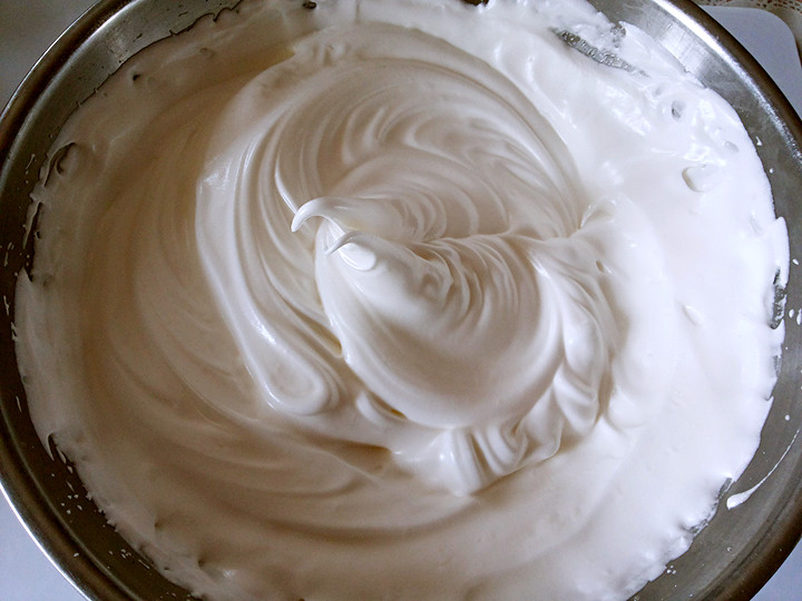 脏脏蛋糕卷,将60g细砂糖分三次加入蛋清中，打发至湿性发泡。