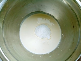 脏脏蛋糕卷,淡奶油加入糖粉。
