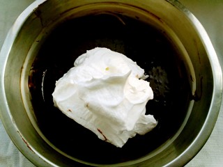 脏脏蛋糕卷,取三分之一的蛋白霜，跟蛋黄糊混合，翻拌均匀。