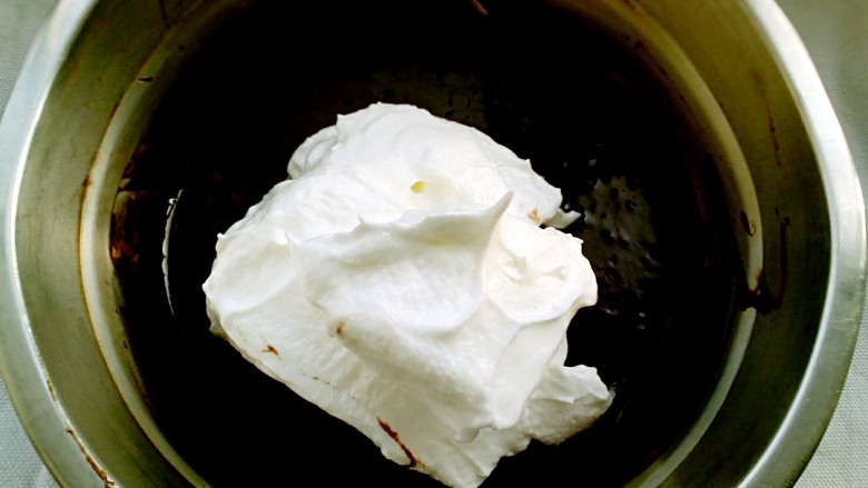 脏脏蛋糕卷,取三分之一的蛋白霜，跟蛋黄糊混合，翻拌均匀。