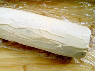 脏脏蛋糕卷,蛋糕定型后取出，在表面薄薄涂抹一层淋面奶油。