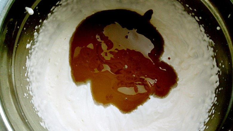脏脏蛋糕卷,倒入打发好的淡奶油中。