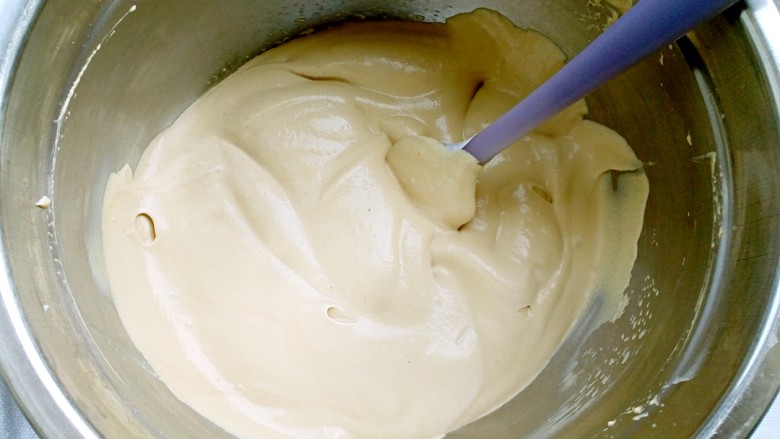 脏脏蛋糕卷,搅拌成酸奶状的咖啡奶油。