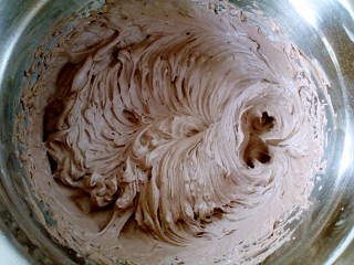 脏脏蛋糕卷,打发至8成发。