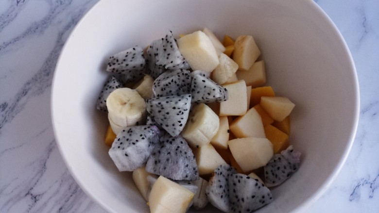 碳烧酸奶水果捞,把所有的水果一起放到一个碗里