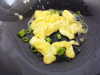 鸡蛋炒饭,然后加入葱花，继续炒