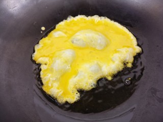 鸡蛋炒饭,然后锅里热油，把鸡蛋液倒进去，小火炒