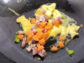 鸡蛋炒饭,再加入胡萝卜和香肠
