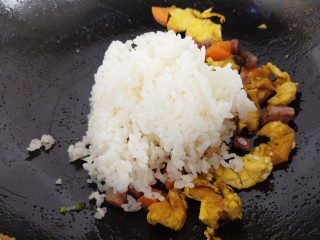 鸡蛋炒饭,把米饭倒入锅内