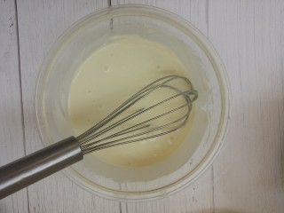 香炸藕盒,用打蛋器搅拌均匀