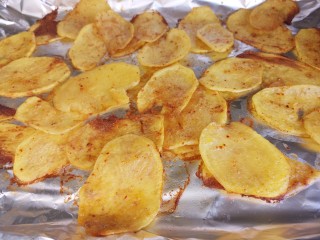 烤箱烤土豆片,烤好的土豆片金黄焦香！