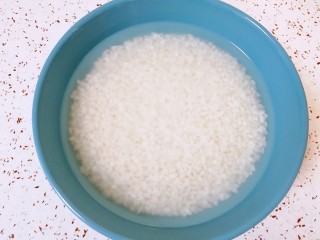 腊肉香菇糯米烧麦,糯米淘好提前浸泡2小时以上，让每一粒米都喝饱水。