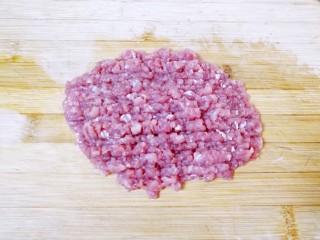 腊肉香菇糯米烧麦,瘦肉洗干净剁成肉馅。