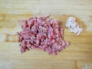 腊肉香菇糯米烧麦,腊肉用开水泡一下，肥瘦分开切碎。