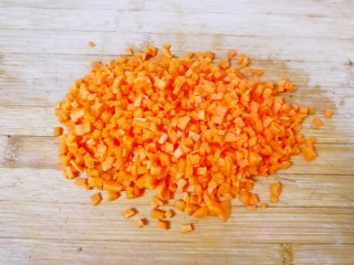 腊肉香菇糯米烧麦,胡萝卜洗干净切碎。