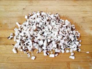 腊肉香菇糯米烧麦,香菇洗干净切碎。